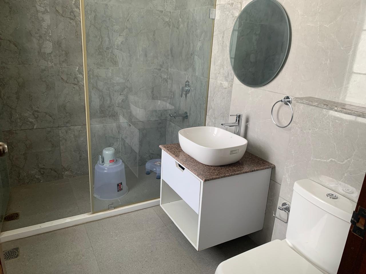 Deluxe Room Bathroom