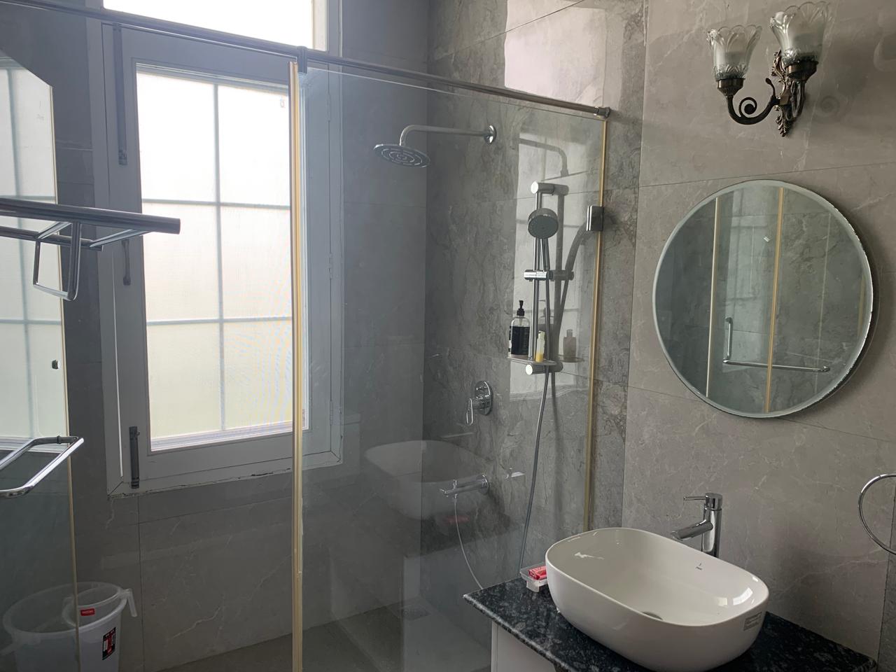 Deluxe King Bathroom